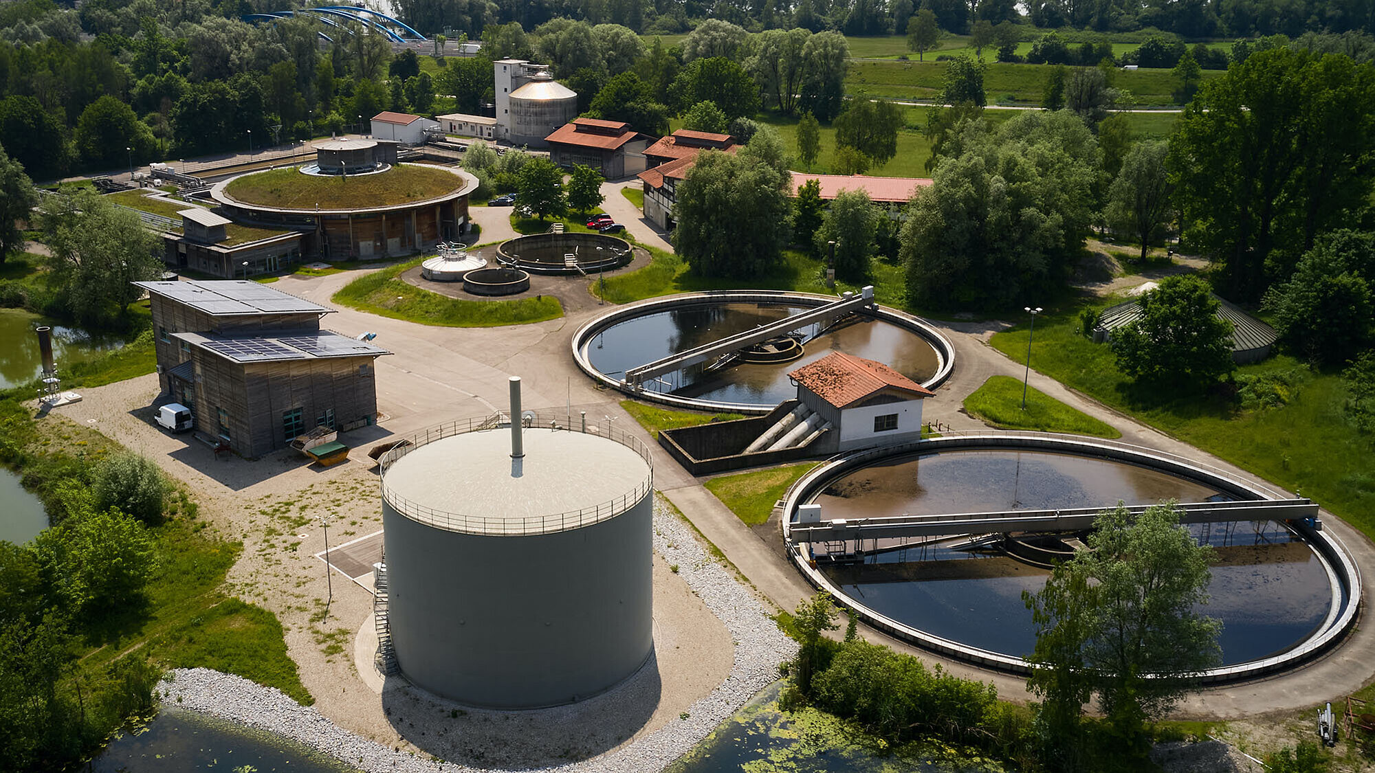 Ansicht einer Kläranlage unter anderem mit Gasspeicher und Nachklärbecken