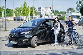 Mobilitätskonzept mit E-Auto und Fahrrad