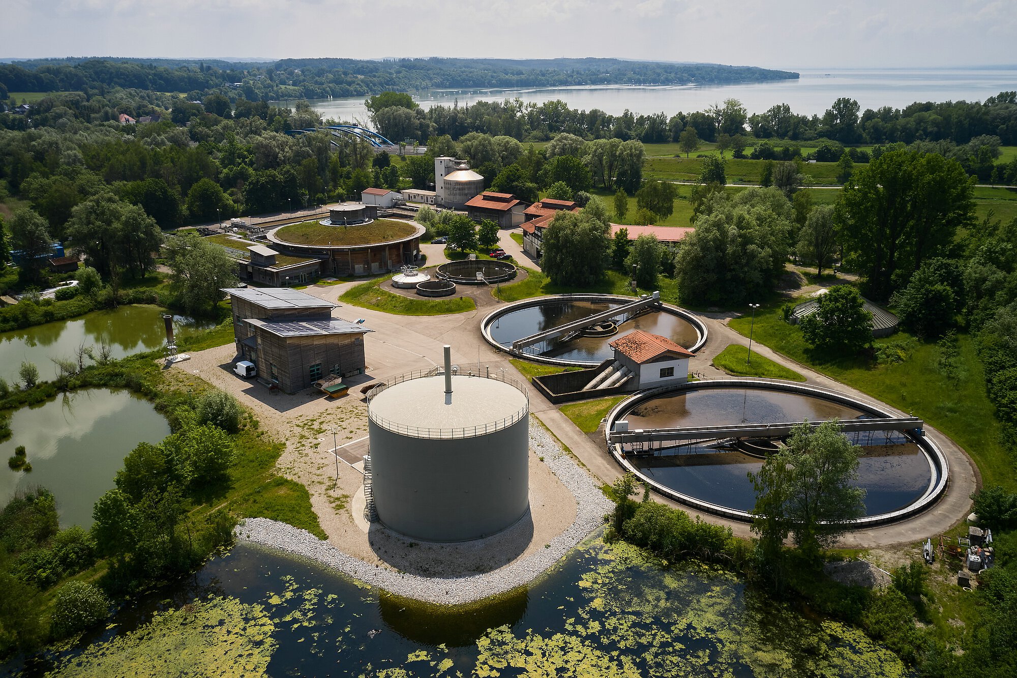 Ansicht einer Kläranlage unter anderem mit Gasspeicher und Nachklärbecken